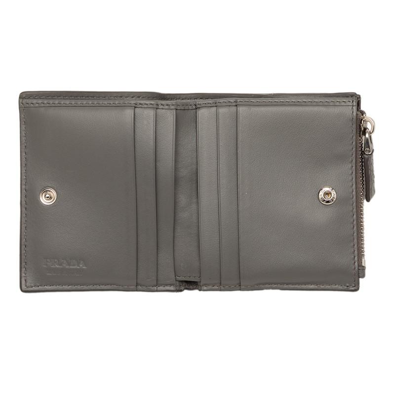PRADA 二つ折り財布　グレー　トライアングル　プレート　レザー　財布　プラダ PRADA（プラダ） トライアングルロゴ 二つ折り財布 コンパクト