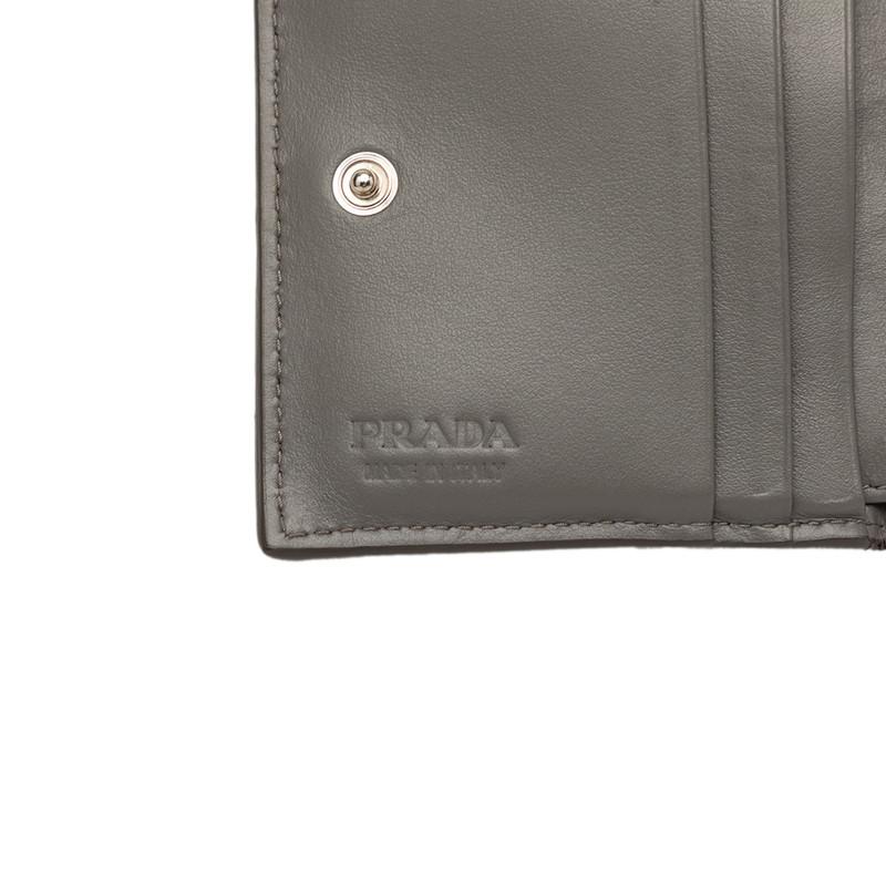PRADA（プラダ） トライアングルロゴ 二つ折り財布 コンパクト