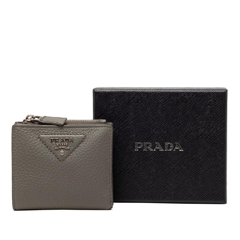 PRADA プラダ カーフレザー　トライアングルロゴ　コンパクトウォレット PRADA（プラダ） トライアングルロゴ 二つ折り財布 コンパクト