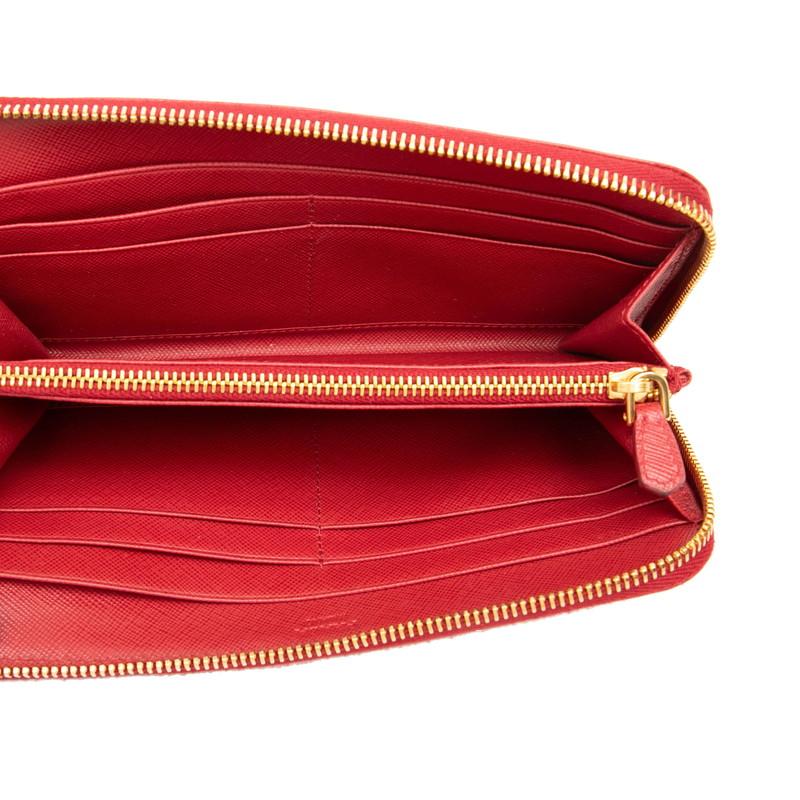 PRADA 三角ロゴプレート サファイアーノレザー iPadケース レッド PRADA（プラダ） 三角ロゴ ラウンドファスナー 長財布 1M1133 レッド
