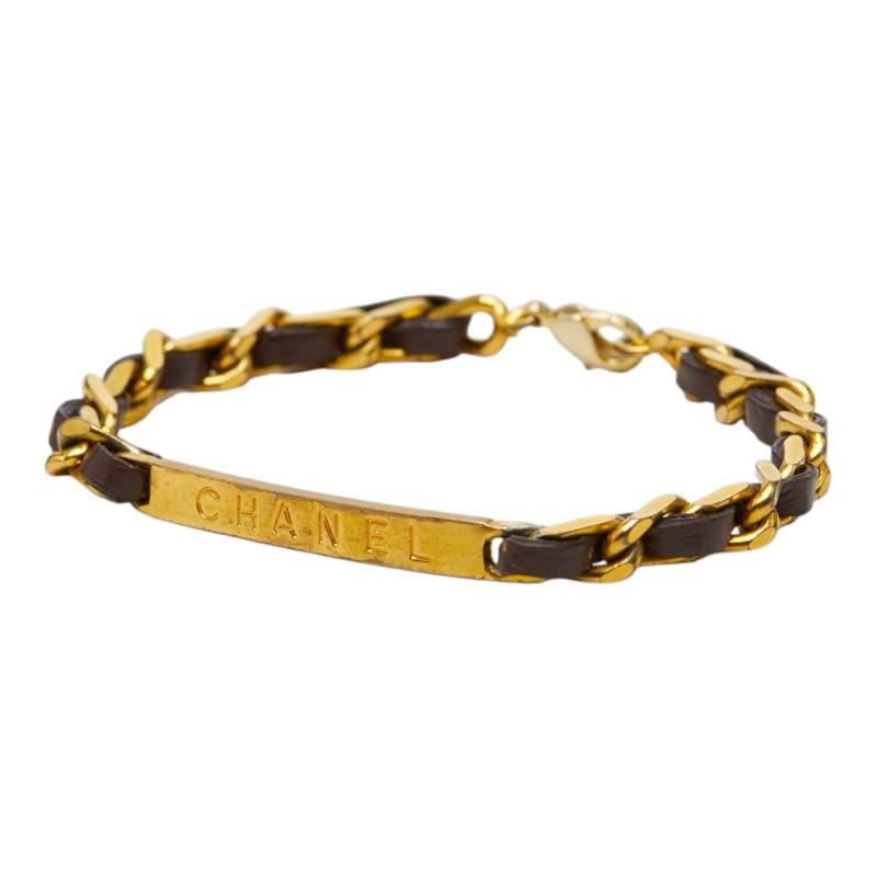 CHANEL ゴールドロゴブレスレット Chanel | CC Logo Bracelet シャネルの合金製ブレスレット。