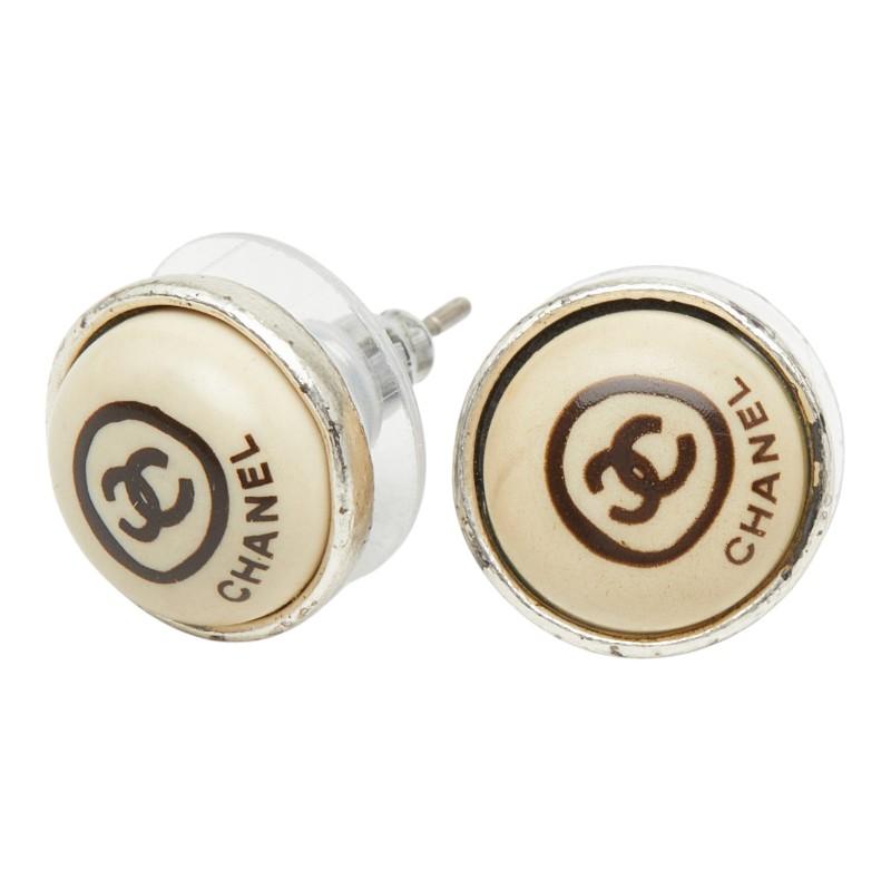 CHANEL ロゴデザイン 片耳用スタッドピアス CHANEL（シャネル） ココマーク ロゴ スタッドピアス ベージュ メタル