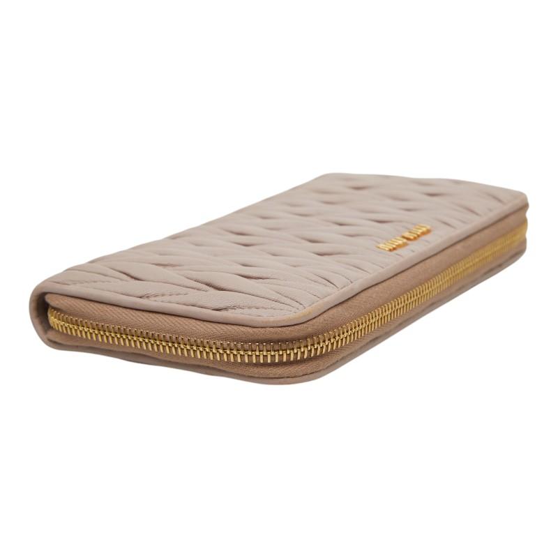 MIUMIU マテラッセ 長財布 ピンク ベージュ キルティング ラウンド miu miu（ミュウミュウ） マテラッセ ラウンドファスナー 長財布