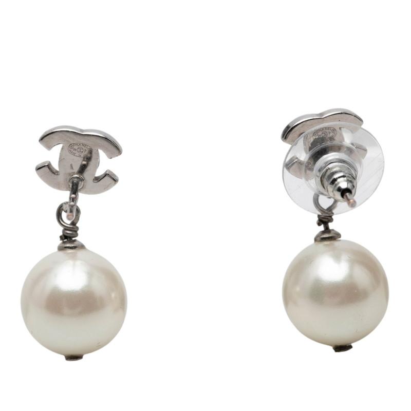 CHANEL パール付きスタッドピアス CHANEL（シャネル） ココマーク スタッドピアス 09P シルバー パール