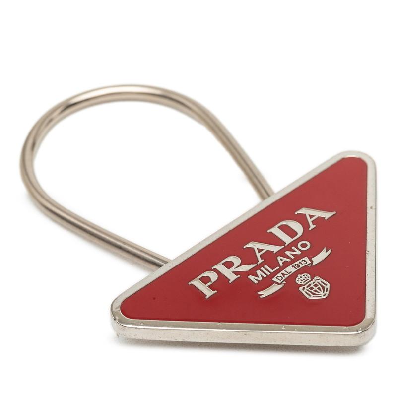 【新品未使用✨】箱付き！ プラダ キーリング レッド 三角ロゴプレート メタル PRADA（プラダ） 三角ロゴプレート キーリング キーホルダー チャーム