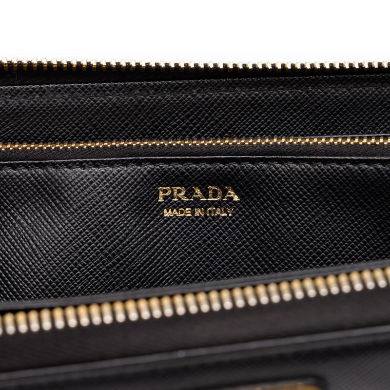 PRADA（プラダ） 三角ロゴプレート サフィアーノ ラウンドファスナー