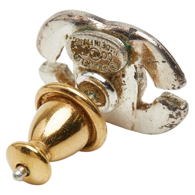 CHANEL シルバー ロゴスタッドピアス 正規品】CHANEL シルバー ロゴスタッドピアス CHANEL シルバー ロゴ