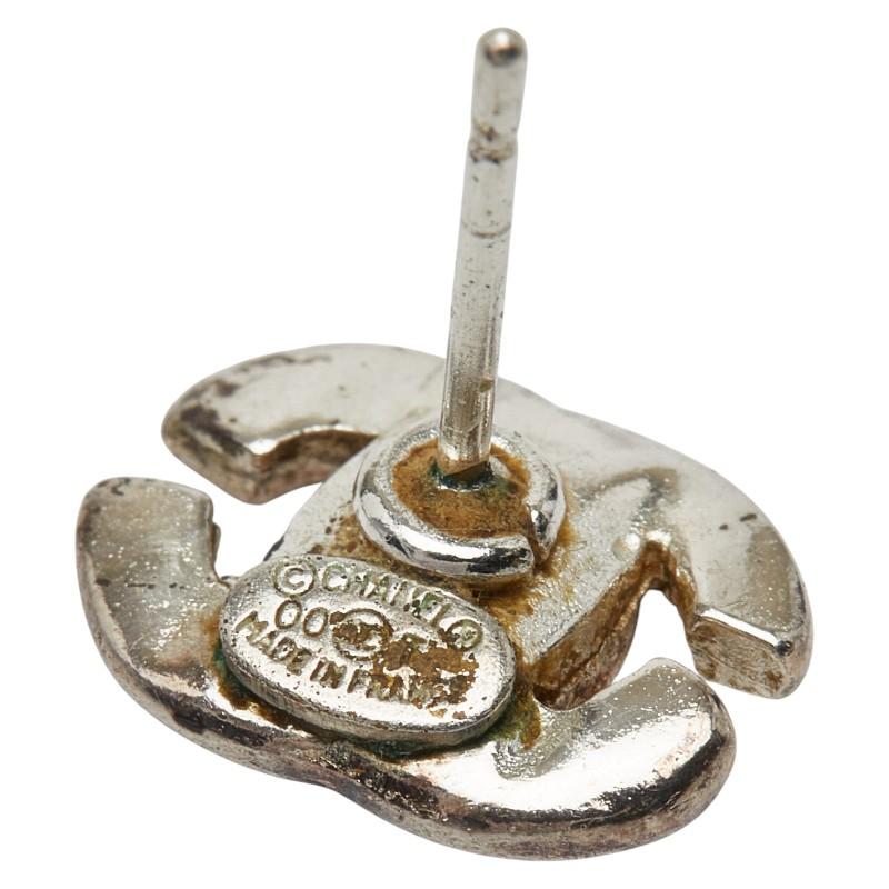 CHANEL シルバー ロゴスタッドピアス 正規品】CHANEL シルバー ロゴスタッドピアス CHANEL シルバー ロゴ