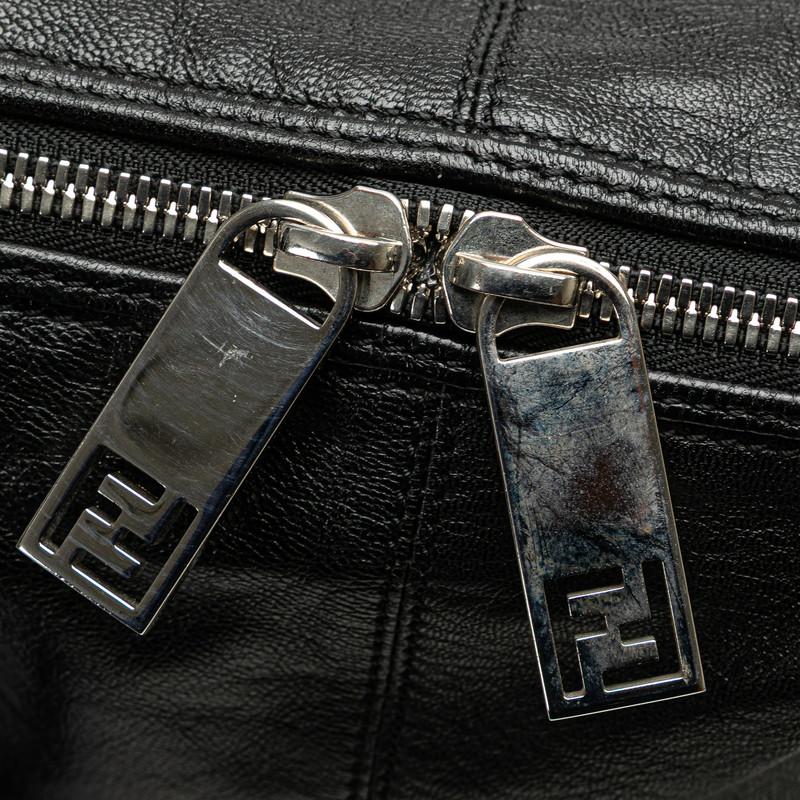 t36【美品】フェンディ　ズッカ　エンボス　ブラック　レザー　ボディバッグ フェンディ ズッカ アンジップド ハンドバッグ トートバッグ 8BR623