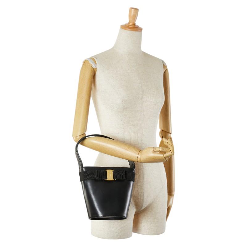 サルヴァトーレフェラガモ ヴァラリボン ミニハンドバッグ バケツ型 