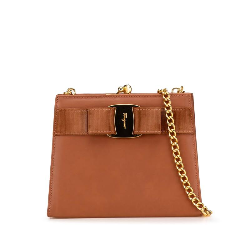 サルヴァトーレフェラガモ ヴァラリボン チェーン ブラウン ショルダー