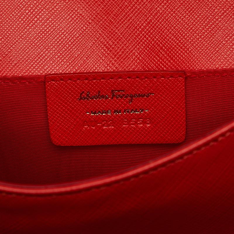 サルヴァトーレフェラガモ ヴァラリボン チェーンショルダーバッグ AU