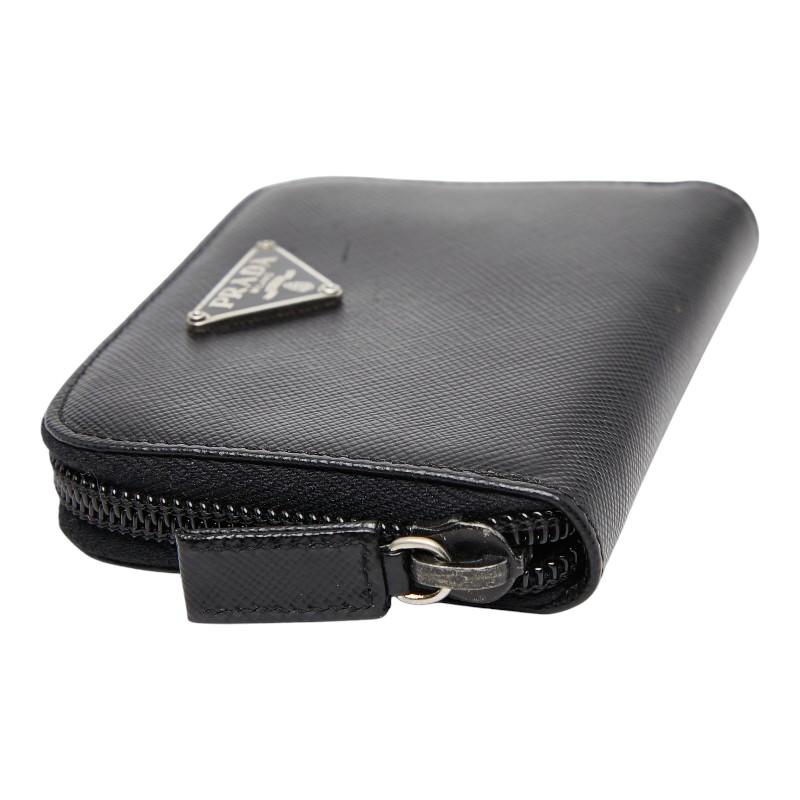 PRADA　ケース　黒　サフィアーノレザー　三角ロゴプレートの　コンパクト PRADA（プラダ） 三角ロゴプレート コインケース 小銭入れ ブラック