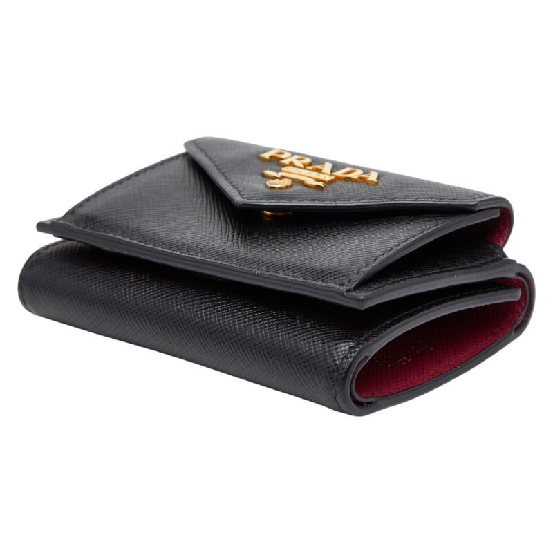 未使用級‼️ PRADA プラダ　二つ折り財布　ロゴ押し　レザー　ブラック PRADA ブラックレザー 二つ折り財布
