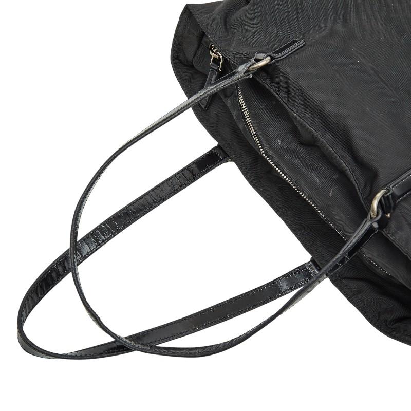 PRADA（プラダ） 三角ロゴプレート ハトメ トートバッグ ショルダー