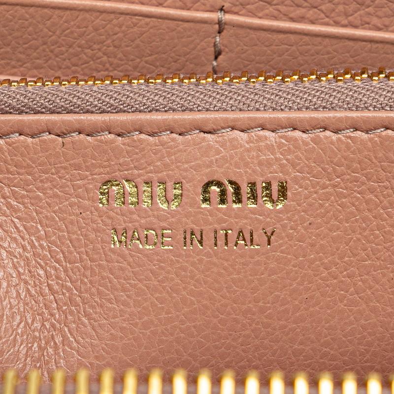 miu miu（ミュウミュウ） 花 フラワー モチーフ ラウンドファスナー 長