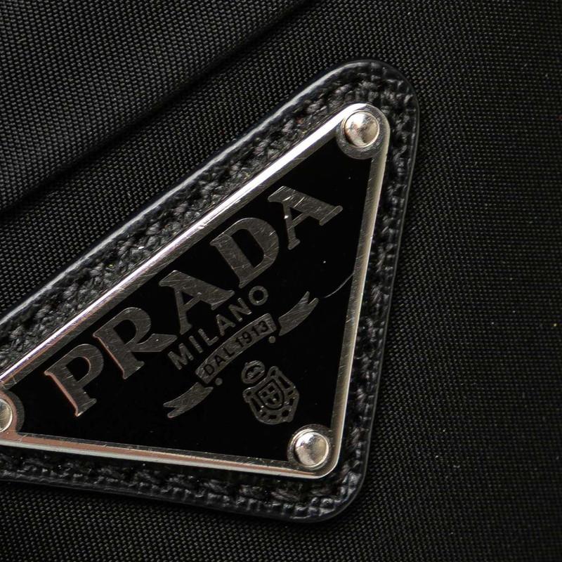 PRADA（プラダ） 三角ロゴプレート ショルダーバッグ 2VH055 ブラック