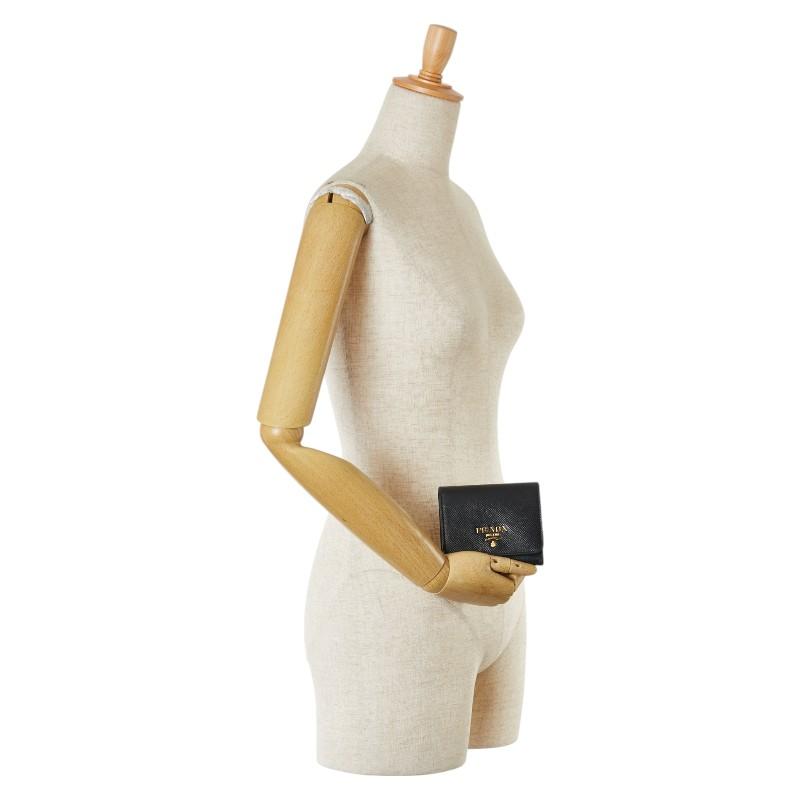 PRADA（プラダ） ロゴ金具 三つ折り財布 ブラック サフィアーノ