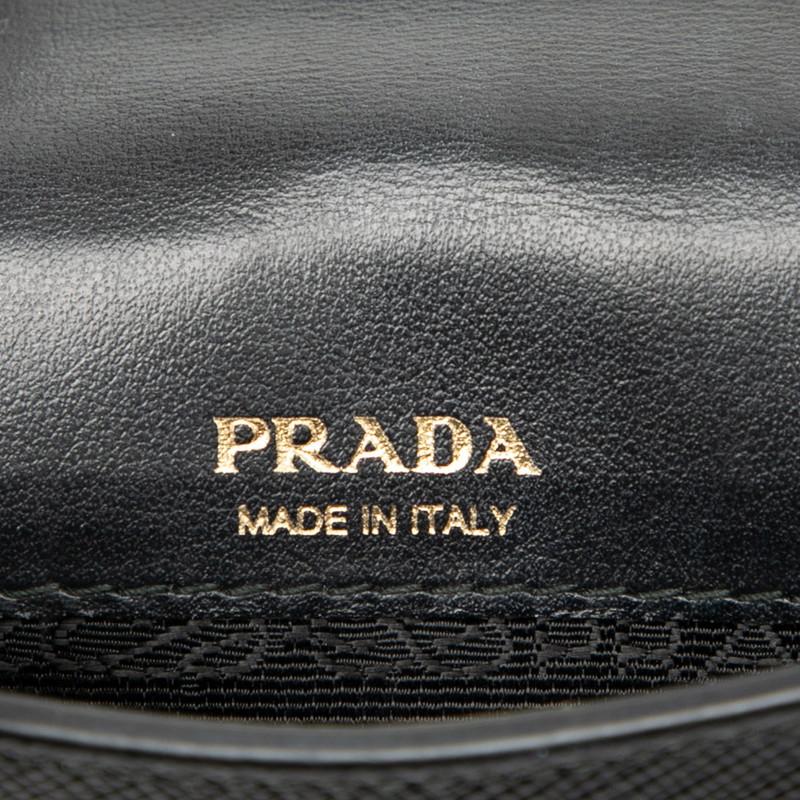 PRADA（プラダ） 三角ロゴプレート チェーン フォンポーチ 1BP050