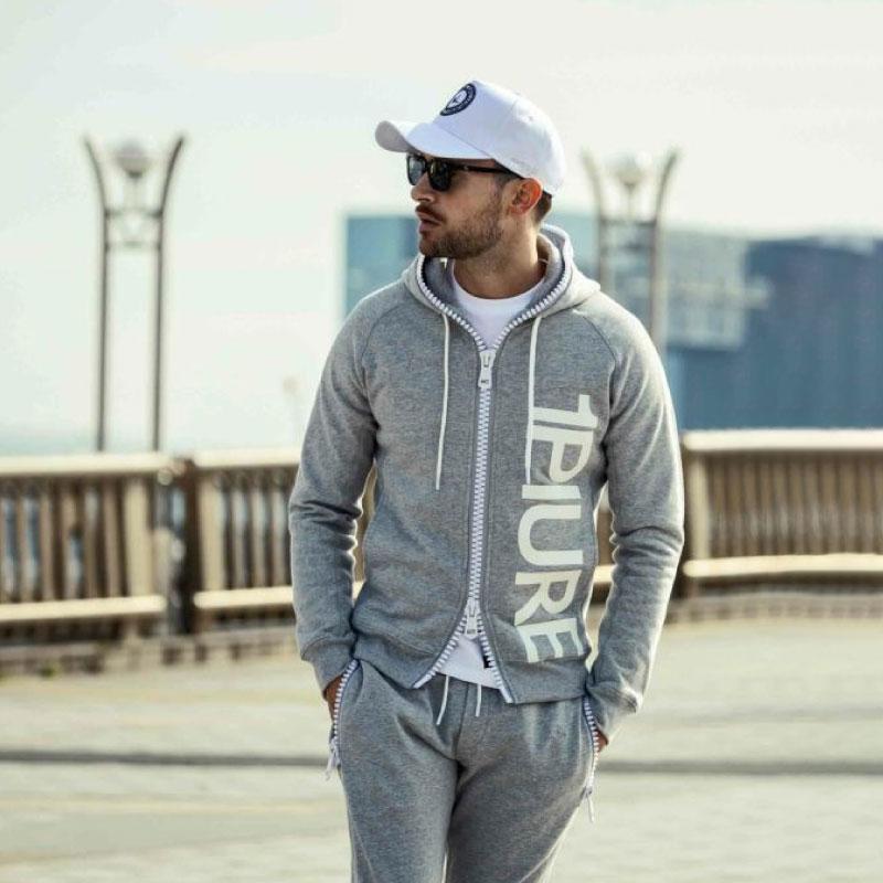 1PIU1UGUALE3 RELAX ウノピゥウノウグァーレトレ リラックス 縦ロゴ