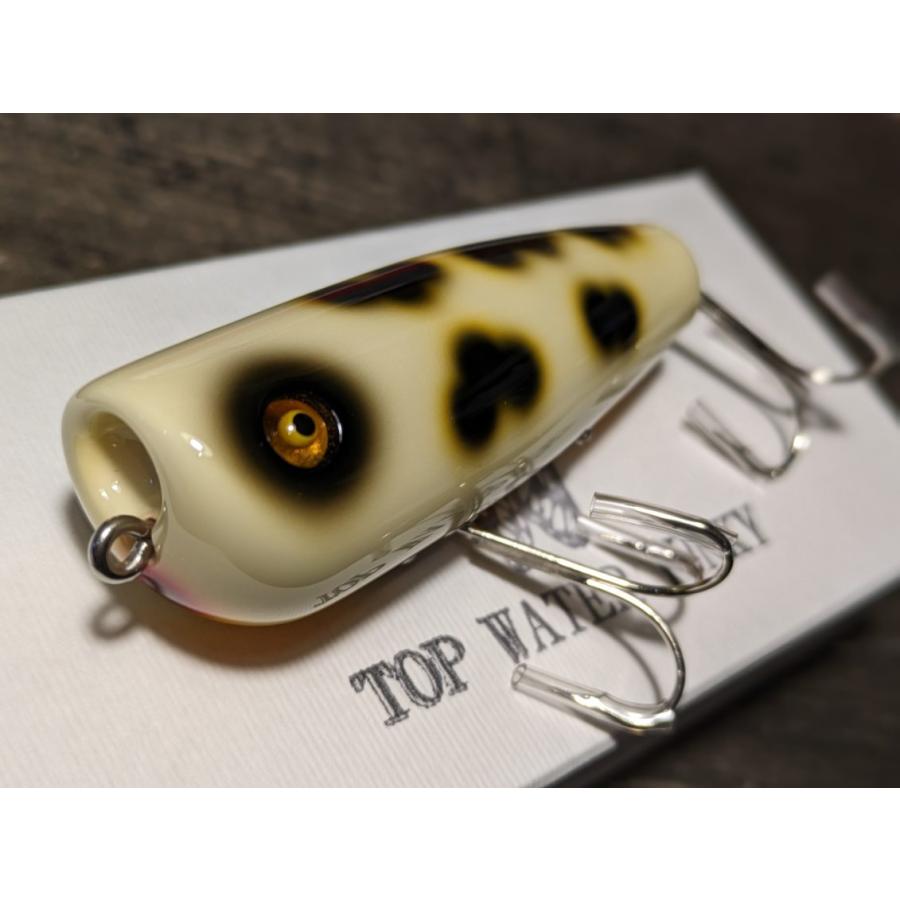 トップウォータージャンキー】アイ上部のカップが特徴的な