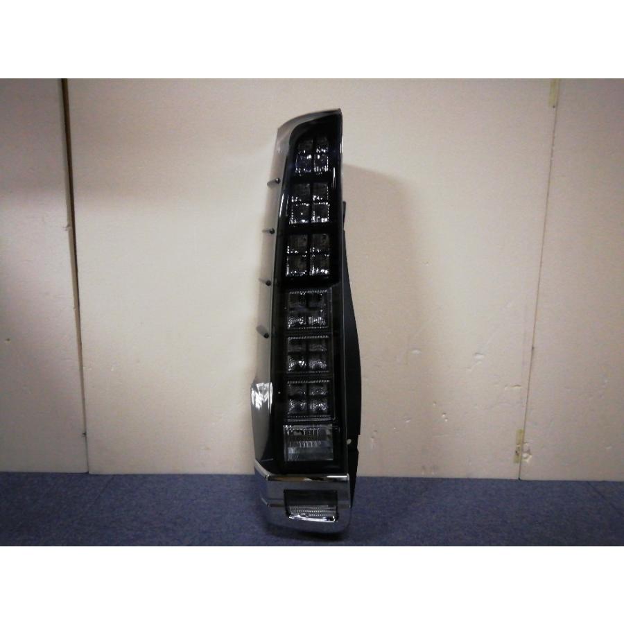 【GP美品】純正品 トヨタ ヴォクシー ZRR80系/ZWR80 テールランプ 左 81561-28640