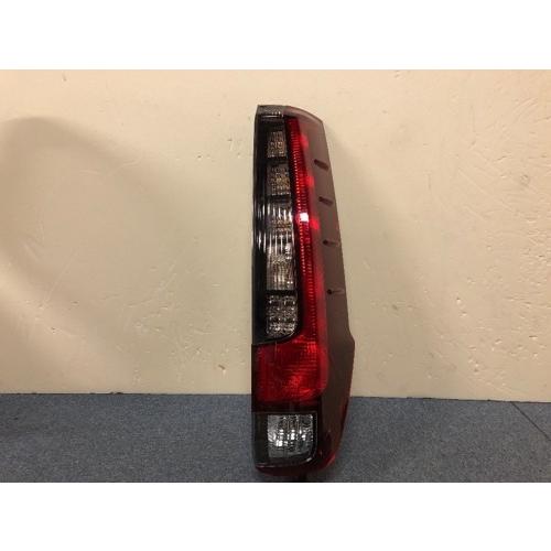 【GP美品】純正品 トヨタ ノア/エスクァイア ZRR80/ZWR80 テールランプ 右 81551-28550