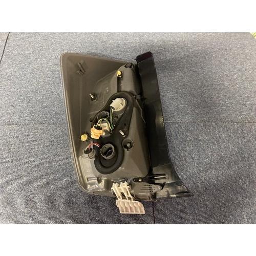【GP美品】純正品 トヨタ プリウス ZVW30 テールランプ 右 81551-47122の画像
