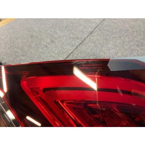 【GP美品】純正品 メルセデスベンツ Cクラス W205 テールランプ 右 A2059064803の画像