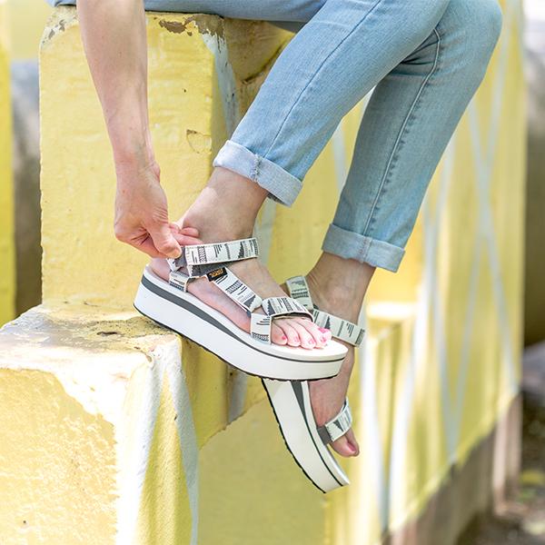 【並行輸入品】 在庫限り TEVA テバ FOOTWEAR フットウェア W FLATFORM UNIVERSAL フラットフォームユニバーサル 1008844 ウィメンズ 厚底 | Teva | 07