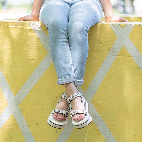 【並行輸入品】 在庫限り TEVA テバ FOOTWEAR フットウェア W FLATFORM UNIVERSAL フラットフォームユニバーサル 1008844 ウィメンズ 厚底 | Teva | 08