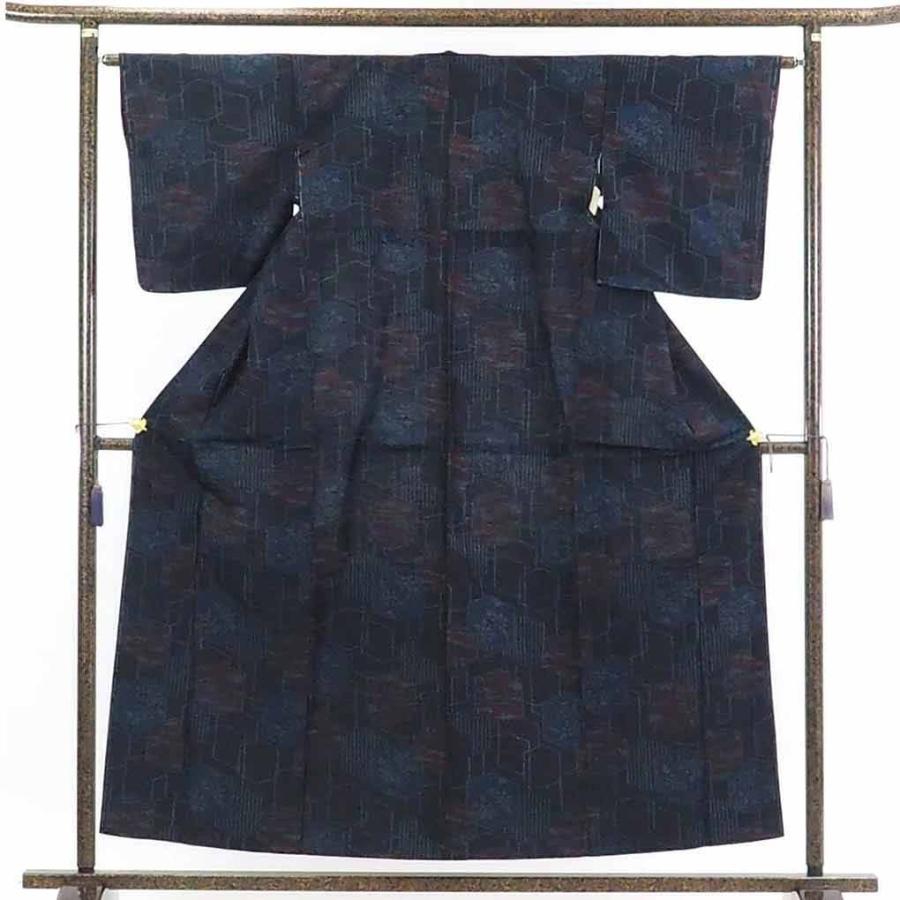 紬 リサイクル着物 身丈156cm 裄63cm 前幅24cm 後幅28cm 袖丈48cm レディース 袷 裄Mサイズ 秋冬春用 正絹（シルク）黒地 未使用品