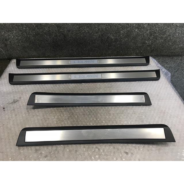 200系クラウンスカッフプレート1台分