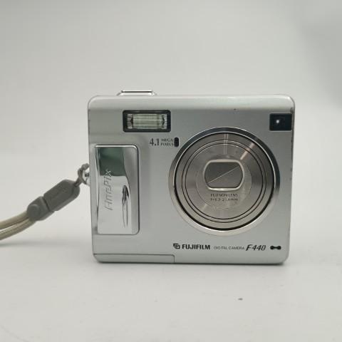 FUJIFILM（フジフイルム） FUJIFILM FinePix F440 Silver コンパクト