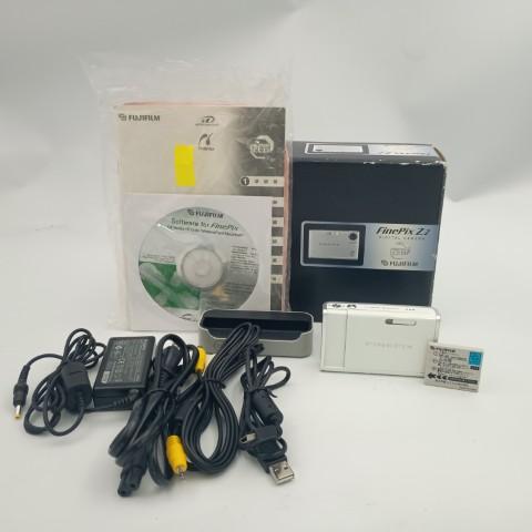 FUJIFILM（フジフイルム） FUJIFILM FinePix Z2 White コンパクト