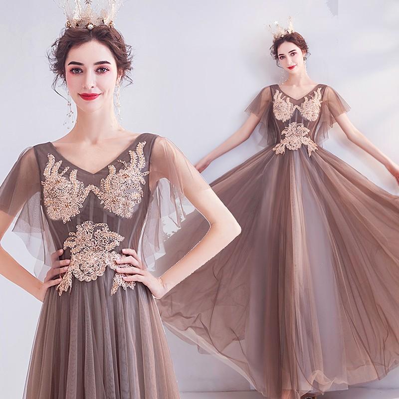 せみ 大きめ刺繍のプリンセスラインドレス。胸元はハートカットのプリンセス