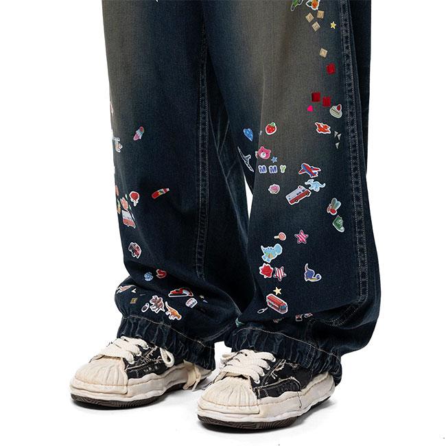 Maison MIHARA YASUHIRO ミハラヤスヒロ キッズ ステッカー プリント ベイカー デニムパンツ J16PT124 ブルー ワイドジーンズ ジーパン メンズの画像