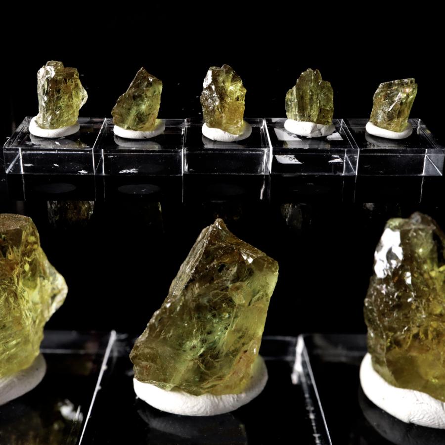 GOLD STONE グリーンアパタイト 原石 モロッコ産 宝石質 加工用 台付き