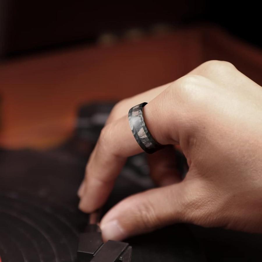 【並行輸入品】King Will 8mm シルバー槌目チタンリング センターはめ込み 木製 結婚指輪 メンズ 槌目加工 木製 チタンリング 光沢 快適の画像