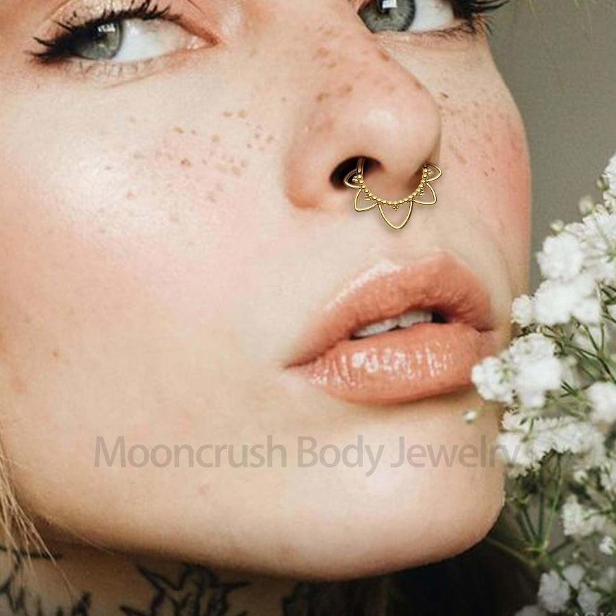 【並行輸入品】Mooncrush Jewelry ミニマリスト フラワー G23 ソリッドチタンセプタムリング 16G セプタムクリッカー サイ_3