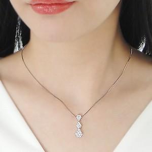 pt9001.0ct フラワー ダイヤモンド ネックレスの画像