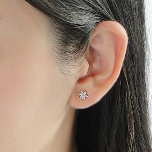K18WG0.3ct フラワー ダイヤモンド ピアスの画像