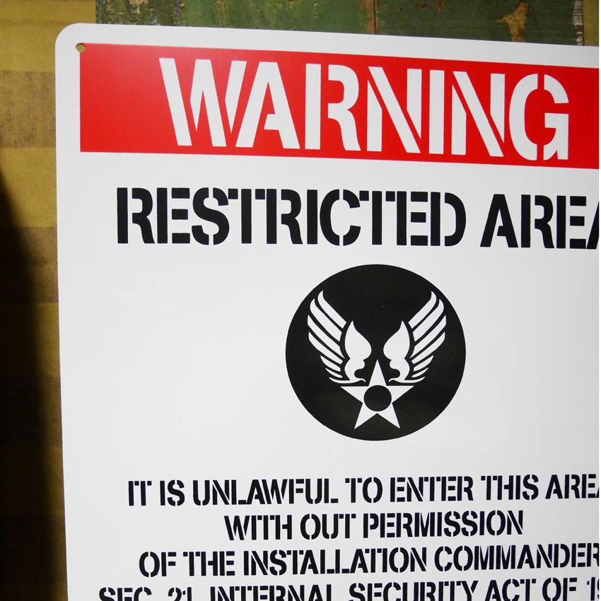 AMERICAN プラスチック サインボード USAF RESTRICTED AREA 看板
