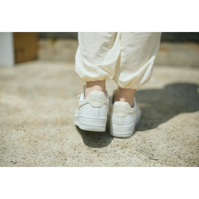 [ナイキ] エア フォース 1 '07 ESS [W Air Force 1 '07 ESS] ホワイト/クリーム DJ9945-100 正規品 NIKE（ナイキ） NIKE WMNS AIR FORCE 1 07 ESS CREAM LIGHT FOSSIL