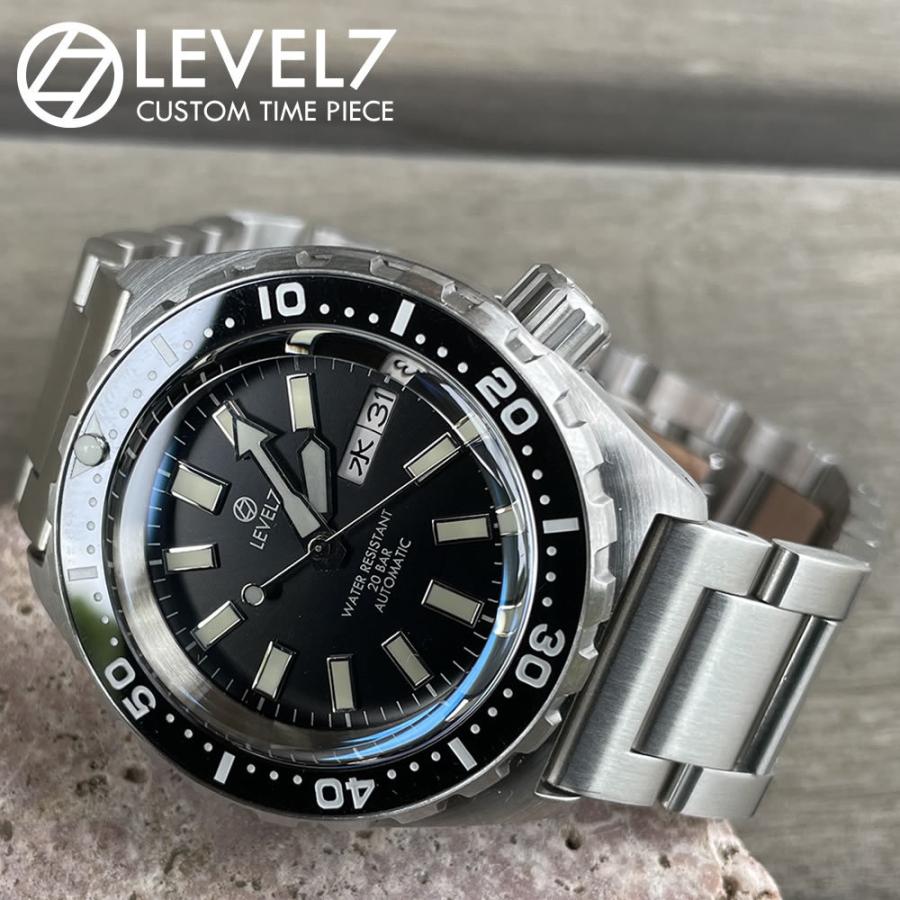 日本製 ハンドメイドの腕時計 20気圧防水 自動巻き SEIKO NH36 サファイアトップハット風防 316Lステンレス 腕時計 LEVEL7 LEVEL7 ベゼル 針 腕時計 インデックス 文字盤 TIME 商品説明 ケースには 錆に強く 低アレルギーな金属 医療器具などに使用される316Ｌサージカルステンレス 風防は 　耐水 防水性は 20気圧を確保 　蓄光 ハンズ には 薄暗い時 暗い時 どんな時でも カスタマイズ出来るパーツは 風防 新しい規格を考え 　もちろんLEVEL7のもう一つの柱でもあるレザー部門が 製作するハンドメイドレザーベルトも着せ替え出来ます その日の気分 季節 シチュエーションに合わせコーディネート出来る『大人の男が本気で遊べる腕時計』 組み合わせは 無限！　楽しみも無限大 新感覚の腕時計 それが このLEVEL7の『CUSTOM SII 1STFBK パーツのみ非売品 チャプターリング：ブラッシュシルバー