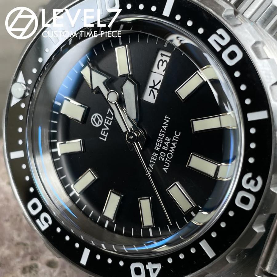 日本製 ハンドメイドの腕時計 20気圧防水 自動巻き SEIKO NH36 サファイアトップハット風防 316Lステンレス 腕時計 LEVEL7 LEVEL7 ベゼル 針 腕時計 インデックス 文字盤 TIME 商品説明 ケースには 錆に強く 低アレルギーな金属 医療器具などに使用される316Ｌサージカルステンレス 風防は 　耐水 防水性は 20気圧を確保 　蓄光 ハンズ には 薄暗い時 暗い時 どんな時でも カスタマイズ出来るパーツは 風防 新しい規格を考え 　もちろんLEVEL7のもう一つの柱でもあるレザー部門が 製作するハンドメイドレザーベルトも着せ替え出来ます その日の気分 季節 シチュエーションに合わせコーディネート出来る『大人の男が本気で遊べる腕時計』 組み合わせは 無限！　楽しみも無限大 新感覚の腕時計 それが このLEVEL7の『CUSTOM SII 1STFBK パーツのみ非売品 チャプターリング：ブラッシュシルバー