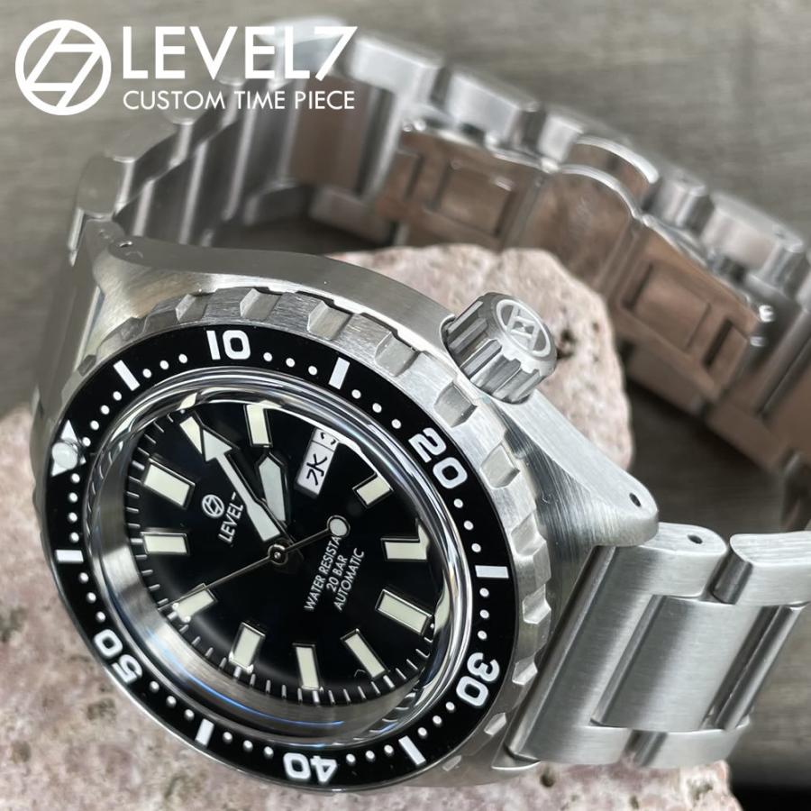 日本製 ハンドメイドの腕時計 20気圧防水 自動巻き SEIKO NH36 サファイアトップハット風防 316Lステンレス 腕時計 LEVEL7 LEVEL7 ベゼル 針 腕時計 インデックス 文字盤 TIME 商品説明 ケースには 錆に強く 低アレルギーな金属 医療器具などに使用される316Ｌサージカルステンレス 風防は 　耐水 防水性は 20気圧を確保 　蓄光 ハンズ には 薄暗い時 暗い時 どんな時でも カスタマイズ出来るパーツは 風防 新しい規格を考え 　もちろんLEVEL7のもう一つの柱でもあるレザー部門が 製作するハンドメイドレザーベルトも着せ替え出来ます その日の気分 季節 シチュエーションに合わせコーディネート出来る『大人の男が本気で遊べる腕時計』 組み合わせは 無限！　楽しみも無限大 新感覚の腕時計 それが このLEVEL7の『CUSTOM SII 1STFBK パーツのみ非売品 チャプターリング：ブラッシュシルバー