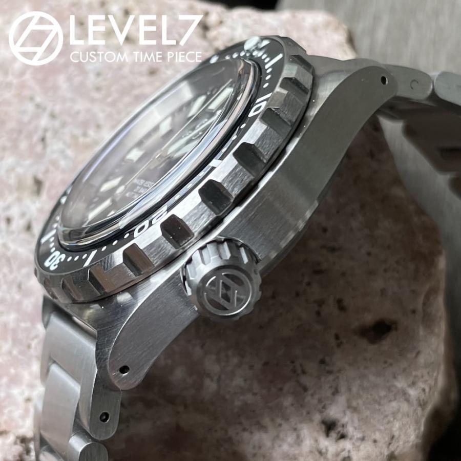 日本製 ハンドメイドの腕時計 20気圧防水 自動巻き SEIKO NH36 サファイアトップハット風防 316Lステンレス 腕時計 LEVEL7 LEVEL7 ベゼル 針 腕時計 インデックス 文字盤 TIME 商品説明 ケースには 錆に強く 低アレルギーな金属 医療器具などに使用される316Ｌサージカルステンレス 風防は 　耐水 防水性は 20気圧を確保 　蓄光 ハンズ には 薄暗い時 暗い時 どんな時でも カスタマイズ出来るパーツは 風防 新しい規格を考え 　もちろんLEVEL7のもう一つの柱でもあるレザー部門が 製作するハンドメイドレザーベルトも着せ替え出来ます その日の気分 季節 シチュエーションに合わせコーディネート出来る『大人の男が本気で遊べる腕時計』 組み合わせは 無限！　楽しみも無限大 新感覚の腕時計 それが このLEVEL7の『CUSTOM SII 1STFBK パーツのみ非売品 チャプターリング：ブラッシュシルバー
