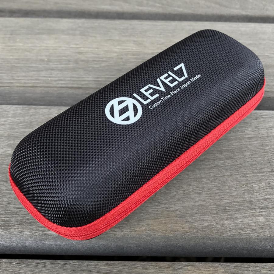 日本製 ハンドメイドの腕時計 20気圧防水 自動巻き SEIKO NH36 サファイアトップハット風防 316Lステンレス 腕時計 LEVEL7 LEVEL7 ベゼル 針 腕時計 インデックス 文字盤 TIME 商品説明 ケースには 錆に強く 低アレルギーな金属 医療器具などに使用される316Ｌサージカルステンレス 風防は 　耐水 防水性は 20気圧を確保 　蓄光 ハンズ には 薄暗い時 暗い時 どんな時でも カスタマイズ出来るパーツは 風防 新しい規格を考え 　もちろんLEVEL7のもう一つの柱でもあるレザー部門が 製作するハンドメイドレザーベルトも着せ替え出来ます その日の気分 季節 シチュエーションに合わせコーディネート出来る『大人の男が本気で遊べる腕時計』 組み合わせは 無限！　楽しみも無限大 新感覚の腕時計 それが このLEVEL7の『CUSTOM SII パーツのみ非売品 チャプターリング：ブラッシュシルバー