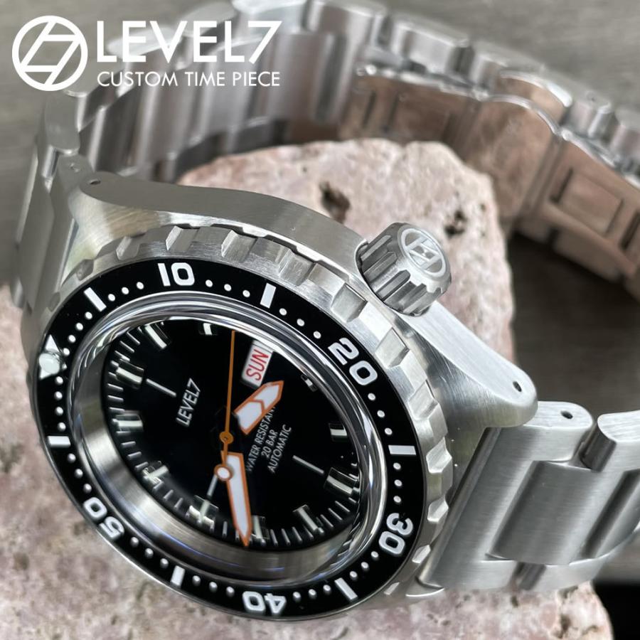 日本製 ハンドメイドの腕時計 20気圧防水 自動巻き SEIKO NH36 サファイアトップハット風防 316Lステンレス 腕時計 LEVEL7 LEVEL7 ベゼル 針 腕時計 インデックス 文字盤 TIME 商品説明 ケースには 錆に強く 低アレルギーな金属 医療器具などに使用される316Ｌサージカルステンレス 風防は 　耐水 防水性は 20気圧を確保 　蓄光 ハンズ には 薄暗い時 暗い時 どんな時でも カスタマイズ出来るパーツは 風防 新しい規格を考え 　もちろんLEVEL7のもう一つの柱でもあるレザー部門が 製作するハンドメイドレザーベルトも着せ替え出来ます その日の気分 季節 シチュエーションに合わせコーディネート出来る『大人の男が本気で遊べる腕時計』 組み合わせは 無限！　楽しみも無限大 新感覚の腕時計 それが このLEVEL7の『CUSTOM SII パーツのみ非売品 チャプターリング：ブラッシュシルバー